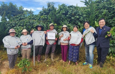 Continuing the gratitude activities for coffee farmers at Cau Dat Bean company.
